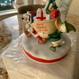 THE WALT DISNEY COLLECTION CHRISTMAS 1985 SANTA’S HELPER 
NEW IN PLASTIC